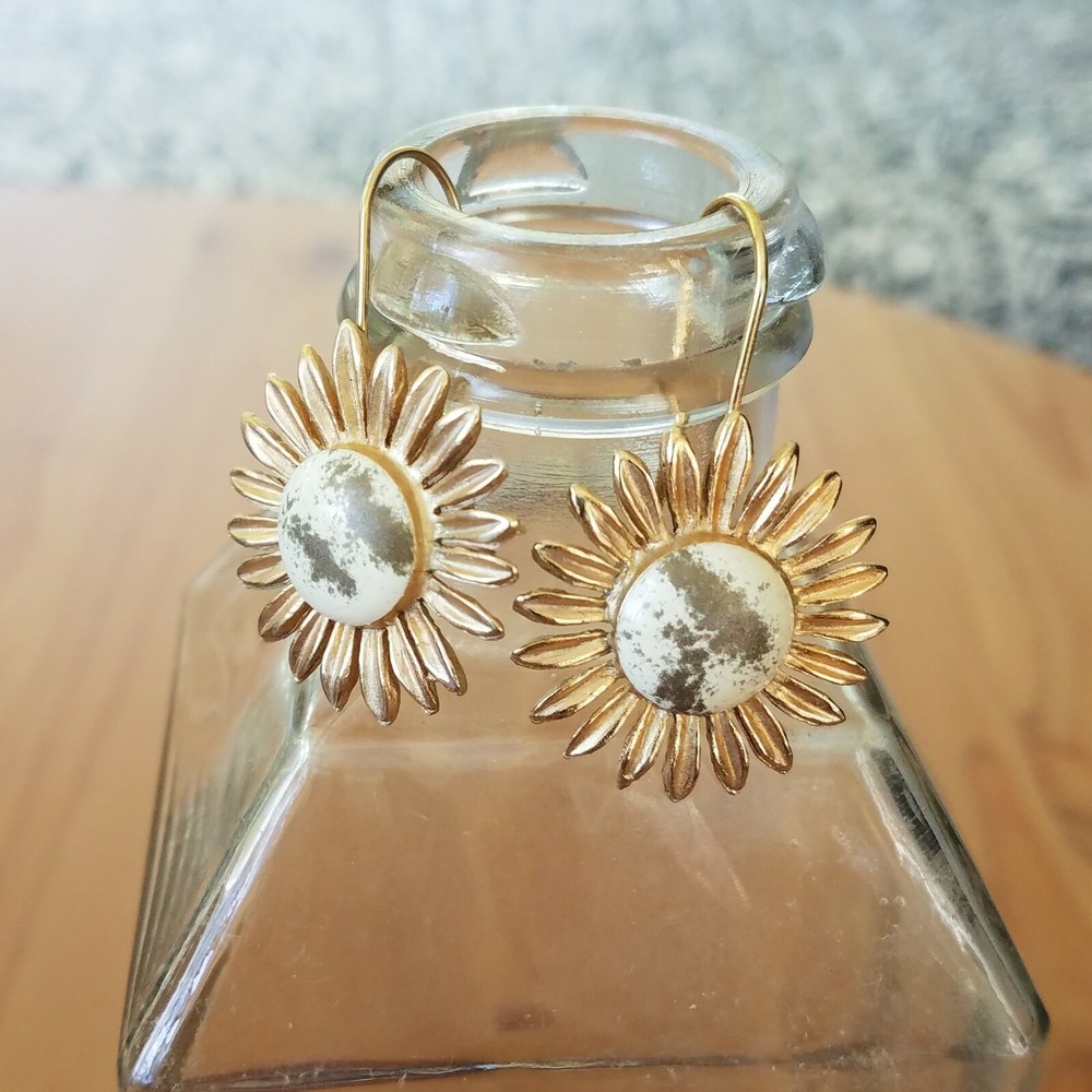 Vintage Daisy Sunflower Drop Earrings Gold Tone Cream Speckled Enamel Floral